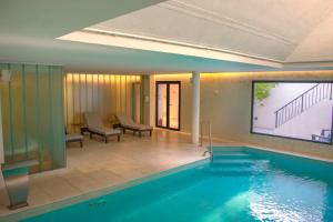 una gran piscina en una habitación con TV en Carilo Hills en Cariló