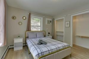 1 dormitorio con cama y ventana en Cozy Dingmans Ferry Home with Grill, Near Waterfalls en Dingmans Ferry