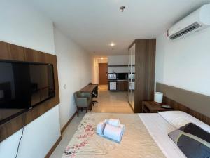 Habitación de hotel con cama y TV de pantalla plana. en A307 Flat Particular Athos Bulcão Região Central en Brasilia