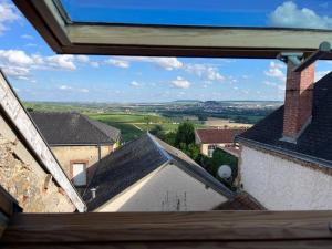 una vista sulla campagna dalla finestra di un edificio di un petit coin sous les toits a Hautvillers