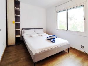 a bedroom with a bed with a surfboard on it at Magnífico Apartamento en la playa de Gavá Mar in Barcelona