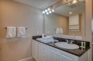 Un baño con lavabo y un espejo grande. en Lovely Studio - Yacht Club, en Myrtle Beach 13 fotos más