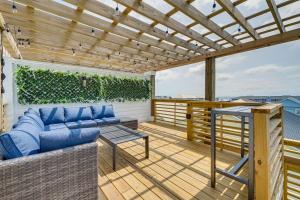 een pergola op een terras met een bank en een tafel bij Carolina Beach Vacation Rental with Rooftop Terrace in Carolina Beach