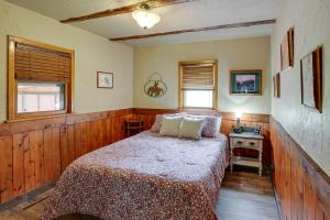 Giường trong phòng chung tại Rustic Sturgis Cabin Rental in Black Hills Forest!