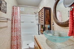 Phòng tắm tại Rustic Sturgis Cabin Rental in Black Hills Forest! +25 ảnh