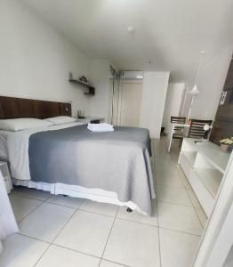a bedroom with a bed and a tiled floor at F1115 FD Flat em área central de Brasília - Asa Norte in Brasilia