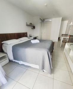 a bedroom with a large bed and a white tile floor at F1115 FD Flat em área central de Brasília - Asa Norte in Brasilia