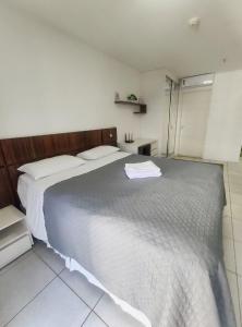 een slaapkamer met een groot bed in een kamer bij F1115 FD Flat em área central de Brasília - Asa Norte in Brasilia