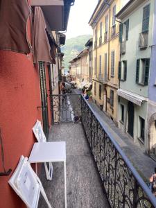 Blick von einem Balkon auf eine Stadtstraße in der Unterkunft Ca’ Anto in Cannobio + 5 Fotos