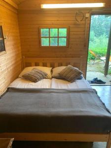 sypialnia z łóżkiem w drewnianym domku w obiekcie See Liegenschaft Amstetten-Ost 