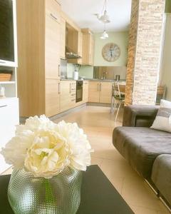 una sala de estar con un jarrón con una flor sobre una mesa en Lula Apartamento, en Betanzos