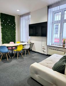 瓦烏布日赫的住宿－Noclegi Wałbrzych Centrum，一间配备有桌椅和电视的会议室