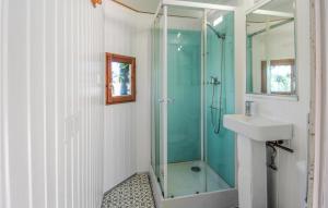 uma casa de banho com uma cabina de duche em vidro e um lavatório. em Beautiful Apartment In Torremolinos With Kitchen em Torremolinos