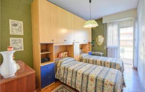 ein kleines Schlafzimmer mit 2 Betten und einem Spiegel in der Unterkunft Gorgeous Apartment In Arenzano With Kitchen in Arenzano