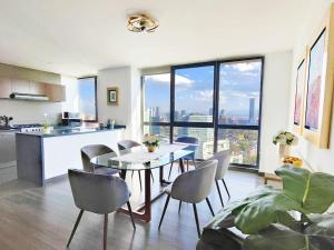 a kitchen and dining room with a table and chairs at Velasco MaiaHome-POLANCO Depa con alberca/gym/spa/jacuzzi + 3BR in Mexico City