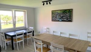 uma sala de jantar com uma mesa de madeira e cadeiras em Ferienhaus Liebchen free Netflix em Freienhagen