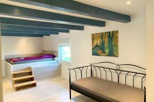 um quarto com duas camas e uma escada em Ferienhaus Liebchen free Netflix em Freienhagen