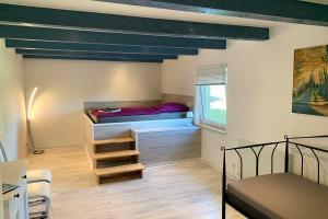 um quarto com um beliche e uma escada em Ferienhaus Liebchen free Netflix em Freienhagen