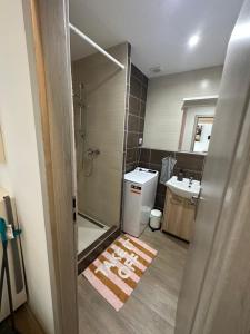 uma casa de banho com um chuveiro, um WC e um lavatório. em Apartman city center Zvolen em Zvolen