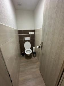 uma casa de banho com WC numa cabina de duche em Apartman city center Zvolen em Zvolen