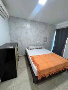 1 dormitorio con 1 cama y vestidor en Sofia I de frente para o mar en Arraial do Cabo