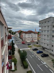 Blick auf eine Straße in einer Stadt mit Gebäuden in der Unterkunft Apartman city center Zvolen in Zvolen