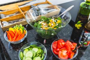 una mesa con tres tazones de verduras. en DW Szarotka, en Białka Tatrzanska