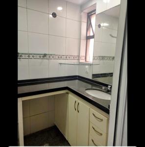y baño con lavabo y espejo. en Hotel Flat Atlântico, Apartamento Com 02 Quartos, en Fortaleza