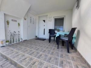 Patio alebo iná vonkajšia časť ubytovania Laurin Vendégház