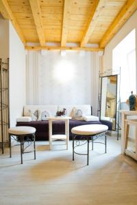 - un salon avec un canapé et deux tables dans l'établissement Villa Ragusa Vecchia, à Dubrovnik