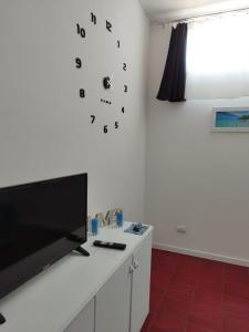 TV a/nebo společenská místnost v ubytování Nuovo bilocale a 100 mt dal mare