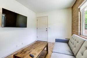Mynd úr myndasafni af Clear Lake Getaway with Pool Access, Near Beaches! í Clearlake Oaks