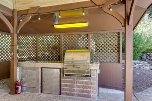una cocina al aire libre con parrilla bajo un pabellón en Clear Lake Getaway with Pool Access, Near Beaches!, en Clearlake Oaks