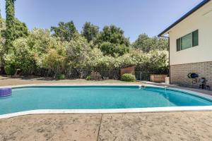 Mynd úr myndasafni af Clear Lake Getaway with Pool Access, Near Beaches! í Clearlake Oaks
