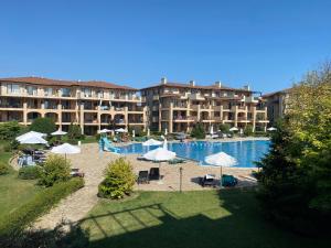 Piscina de la sau aproape de Sea View & infinity pool apartments in Kaliakria resort