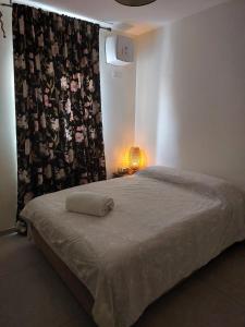 - une chambre avec un lit doté d'une couverture et d'une lampe dans l'établissement Dudger apartment, 