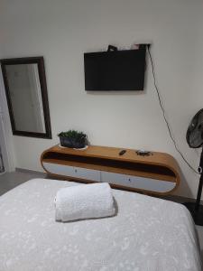 Schlafzimmer mit einem Bett mit einem Tisch und einem Spiegel in der Unterkunft Dudger apartment 