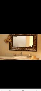 La salle de bains est pourvue d'un miroir et d'un lavabo. dans l'établissement Villa Baraka, à Marrakech