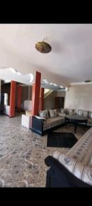 - un salon avec un canapé et une table dans l'établissement Villa Baraka, à Marrakech
