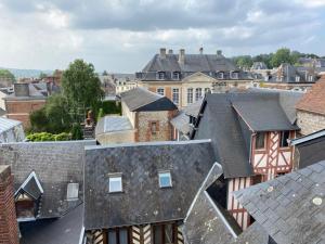 een luchtzicht op een stad met daken bij Loft duplex de charme 8 p plein centre in Lisieux