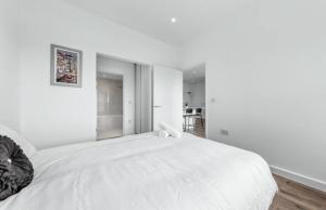 Uma cama ou camas num quarto em Prime Location 2BR flat 15 Min London Bridge DP292