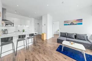 a kitchen and living room with a couch and a table at Prime Location 2BR flat 15 Min London Bridge DP292 in Croydon