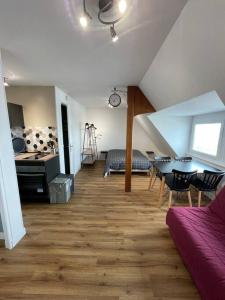 ein Wohnzimmer mit einem Tisch und einer Küche in der Unterkunft Studio Le Mat vue Mer in Cayeux-sur-Mer