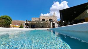 Liaropá的住宿－Villa Camellia，一座带房子的游泳池
