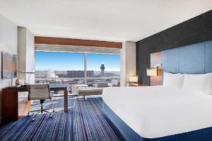 Cette chambre comprend un grand lit et un bureau. dans l'établissement Grand Hyatt DFW Airport, à Irving