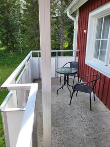 a patio with a table and chairs on a house at Stugby Marieke - Skärvången in Föllinge