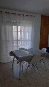 ロケタス・デ・マルにあるPuerto Roquetas de Marの窓のある部屋(テーブル、椅子付)