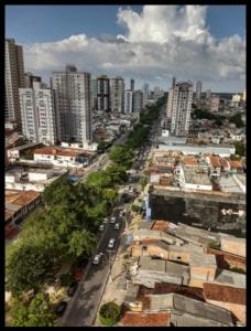een luchtzicht op een stad met hoge gebouwen bij Mobiliado e aconchegante in Belém