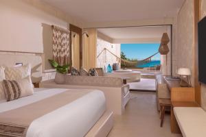 Кровать или кровати в номере Impression Isla Mujeres by Secrets - Adults Only - All Inclusive