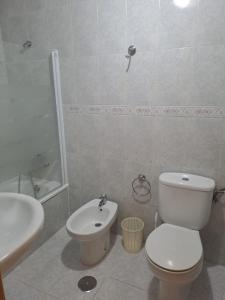 ロケタス・デ・マルにあるPuerto Roquetas de Marのバスルーム(トイレ、洗面台付)